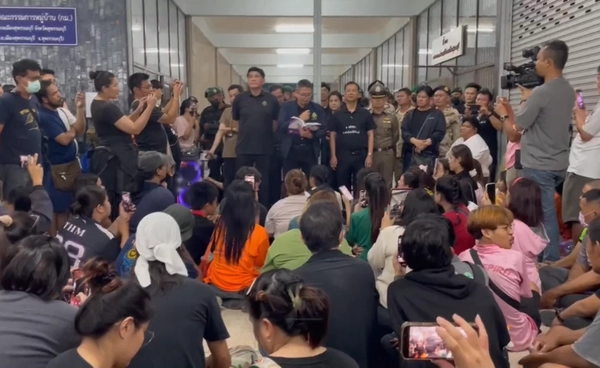 ชาวสุพรรณบุรีรวมตัว เรียกร้องนับคะแนนใหม่