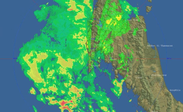 "ภูเก็ต" อ่วม ฝนถล่มน้ำท่วมหลายจุด สั่งปักธงแดงห้ามลงทะเล