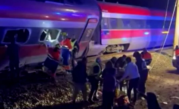 รถไฟความเร็วสูง 2 ขบวนตกรางและพุ่งชนในสเปน เสียชีวิตอย่างน้อย 21 ราย