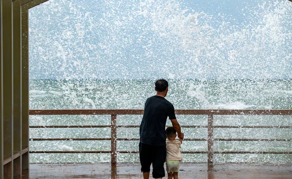 ไต้ฝุ่นไมสักถล่มจีน ฝนตกหนัก-เกิดคลื่นใหญ่ซัด เที่ยวบินยกเลิก เรือ-รถไฟหยุดให้บริการ