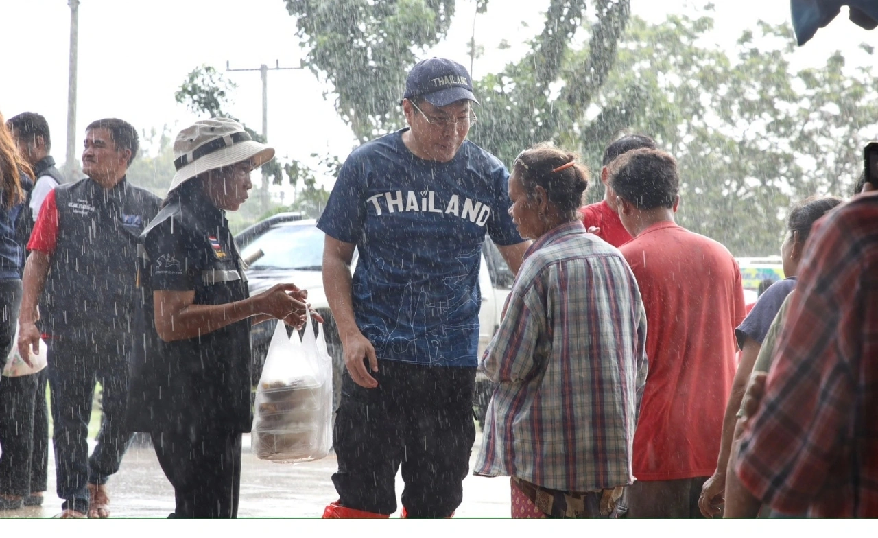 “อัครนันท์” ฝ่าฝนเมืองกาญจน์ ช่วยผู้ประสบอุทกภัย เผยห่วงกลุ่มเปราะบาง