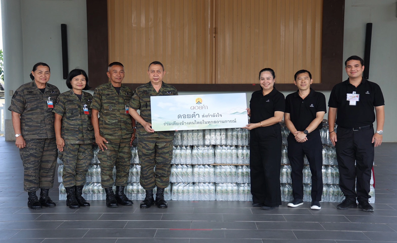 ดอยคำ ผนึกกำลังตำรวจพลร่ม ค่ายนเรศวร ส่งต่อน้ำดื่มตราดอยคำ ช่วยเหลือผู้ประสบอุทกภัย อ.เขาย้อย จ.เพชรบุรี