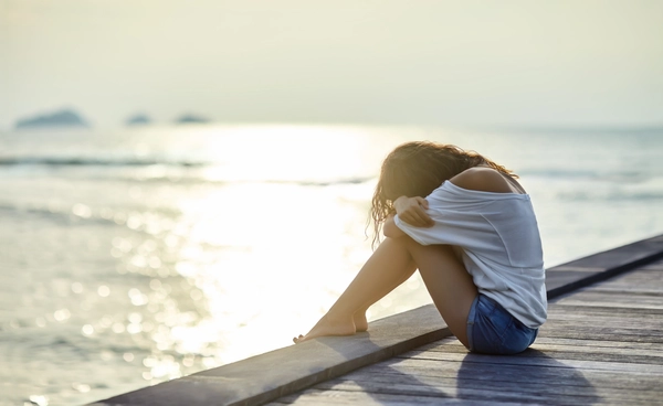 ทำไมยิ่งร้อน ยิ่งดิ่ง? เปิดมุมมืดของหน้าร้อนที่ชื่อว่า "Summer Depression" ภาวะซึมเศร้าที่มาพร้อมอากาศร้อน