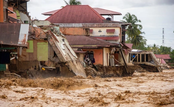 ฝนหนักใกล้เขา อย่าชะล่าใจ! 6 สัญญาณอันตราย ก่อนน้ำป่า–ดินถล่ม