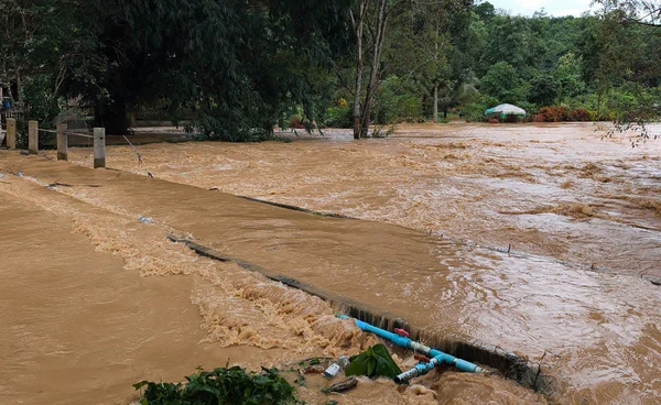 ฝนถล่มดอยหลวง! แจ้งเตือนประชาชนริมน้ำบงยกของขึ้นที่สูง รับมวลน้ำหลาก