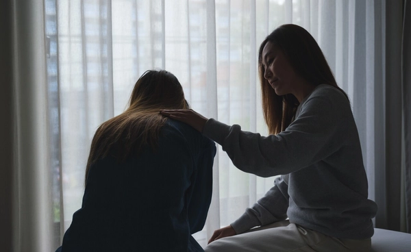 "รอดชีวิต" แต่ทำไม? "รู้สึกผิดที่ยังหายใจ" ทำความรู้จัก "Survivor’s Guilt" ความเจ็บปวดของคนที่ยังมีชีวิตอยู่