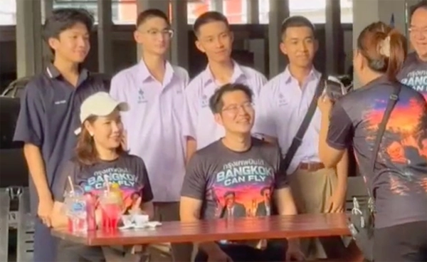 “เต้ มงคลกิตติ์” นำทีมบุกบางซื่อ กางนโยบาย แจกเงินเด็กวันละ 100 บาทไปรร.