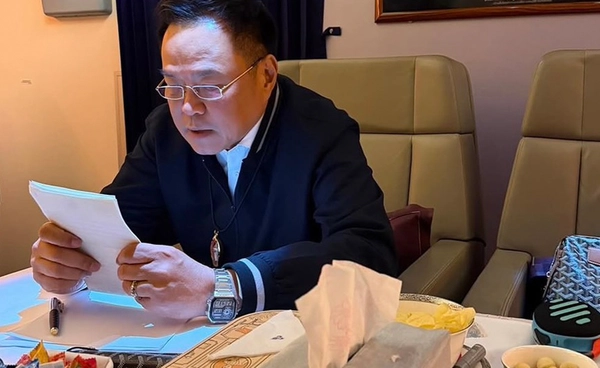 “ซาบีดา” เผยภาพ “นายกฯ อนุทิน” นั่งลุยงานบนเครื่องบินยาว 4 ชั่วโมงไม่มีพัก
