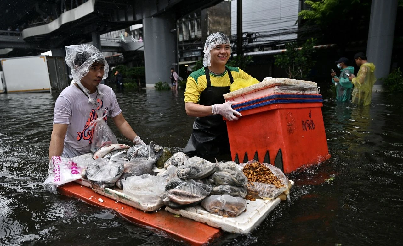 ชีวิตยังคงต้องไปต่อ คนไทยปรับตัวหากิน  เปิด “ตลาดน้ำ” กลางน้ำท่วม
