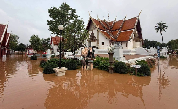 น้ำล้อม “วัดภูมินทร์” น่านเฝ้าระวังน้ำท่วม หลังฝนถล่มต่อเนื่อง
