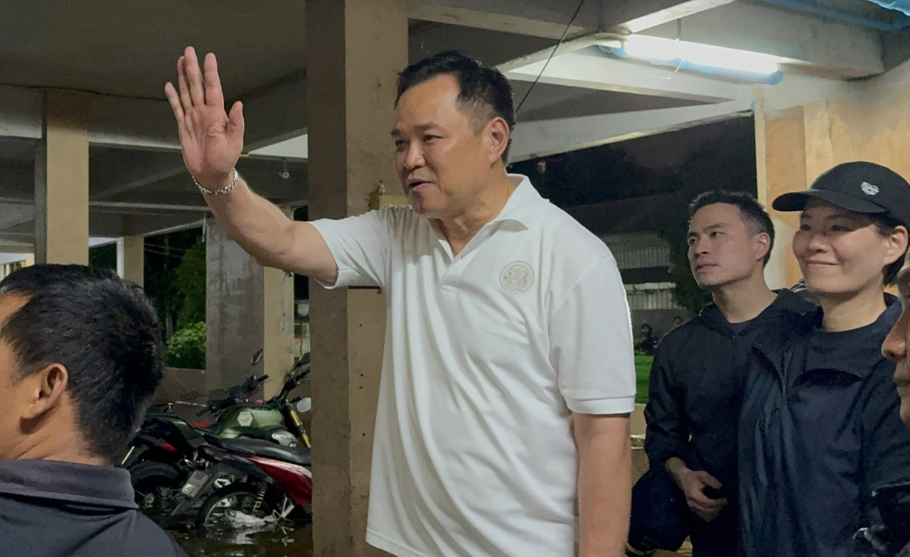 นายกฯ ลุยแฟลตคลองจั่น แจกถุงยังชีพ เร่งช่วยน้ำท่วม 1.5 เมตร
