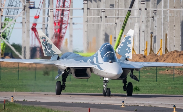 เครื่องบินขับไล่ Sukhoi Su-57 รุ่นสองที่นั่งของรัสเซียเริ่มทำการทดสอบบินครั้งแรก