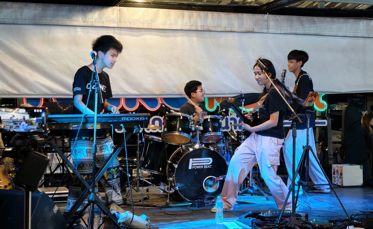  รู้จักวง OZONE วงดนตรีร็อกเยาวชนของ "เนเน่ รอยัล" 