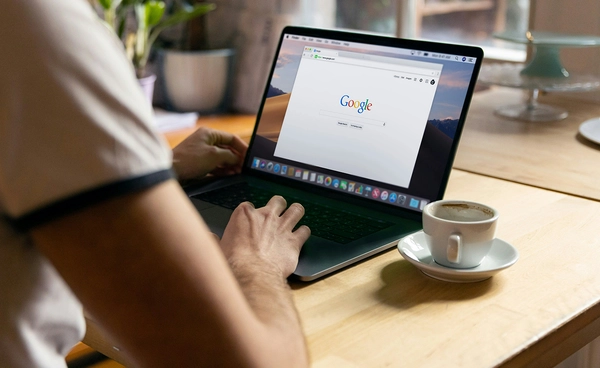 ถอดรหัส “Google” กับสมรภูมิ “Search engine” เมื่อ AI ปฏิวัติการค้นหาของมนุษย์