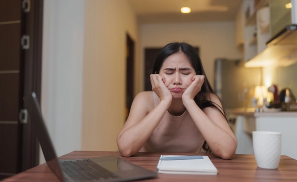 ทำไมเราถึง "ใจดีกับคนทั้งโลก" แต่กลับ "ใจร้าย" กับตัวเอง? ถอดรหัส "Critical Inner Voice" เสียงวิจารณ์ในหัวที่คอยทำร้ายเรา