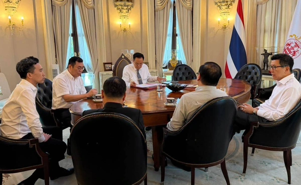 “อนุทิน” โพสต์ภาพหารือทีมเศรษฐกิจ ย้ำ Thai People First ก่อนประชุมอาเซียน