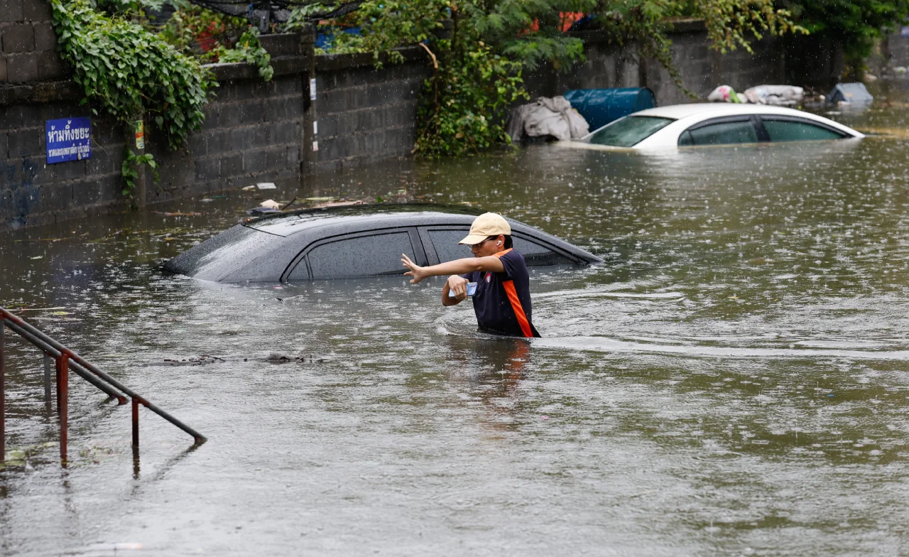 กทม.รับมือฝนสะสม 48 ช.ม. เกือบ 300 มม. แนะประชาชนปักหลักอยู่บ้าน