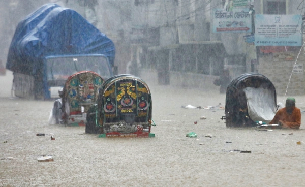 ฝนถล่ม “บังกลาเทศ” น้ำท่วม-ดินถล่ม มีผู้เสียชีวิตอย่างน้อย 44 ราย