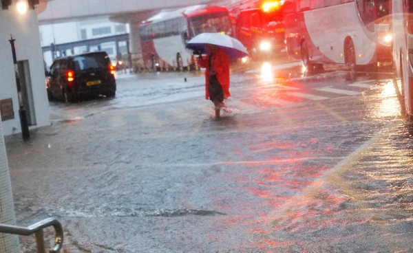 ฝนถล่ม “ฮ่องกง” ทางการเตือนภัยระดับสีดำ กระทบทั้งเมือง!