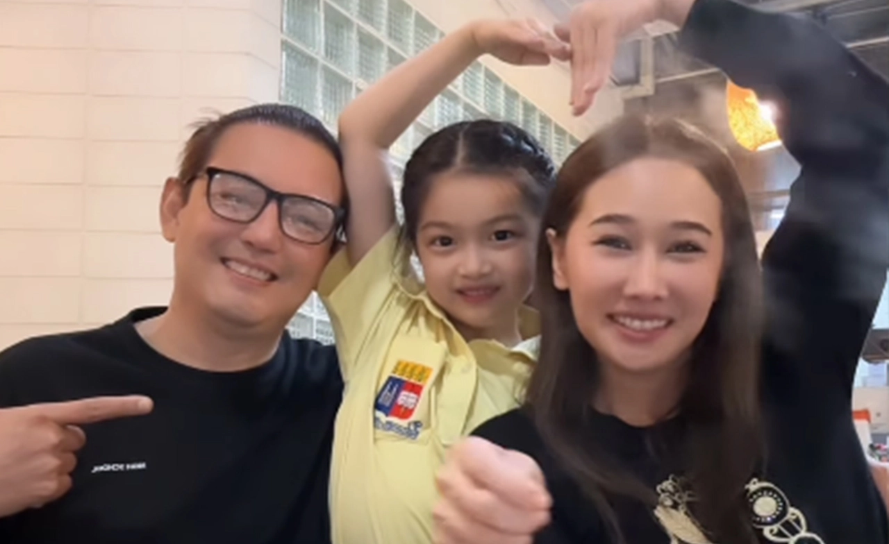 แฟนคลับใจฟู! “หนุ่ม ศรราม” แท็กทีม “กุ้งพลอย” ร่วมเฟรมพร้อมหน้า “น้องวีจิ”