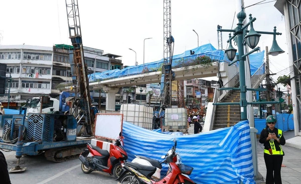 ถนนทรุดวงเวียนใหญ่ แจ้งปชช.ขนของออกจากพื้นที่ ระดมทีม USAR เฝ้าระวัง