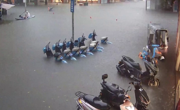 “จีน” ฝนตกต่อเนื่อง ยังต้องระวังน้ำท่วม-ดินถล่ม ยอดเสียชีวิตพุ่ง 26 ราย