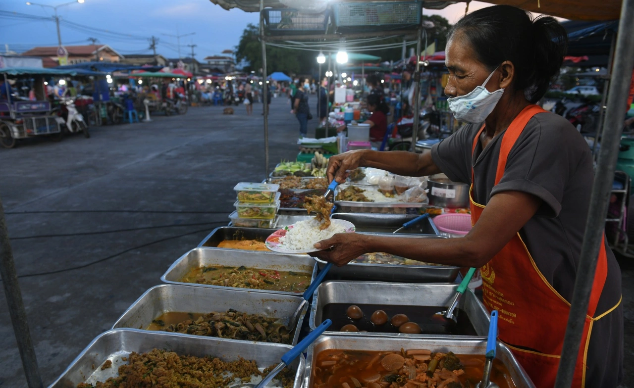 รายได้โตไม่ทันรายจ่าย หนี้ครัวเรือนท่วมสูง กระทบเศรษฐกิจไทยยังไง คนไทยยังไหวหรือเปล่า ?