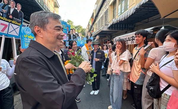 ฝั่งธนฯ คึกคัก แฟนคลับแห่เซลฟี่ “อภิสิทธิ์” หนุน ปชป. สู้ศึกเลือกตั้ง