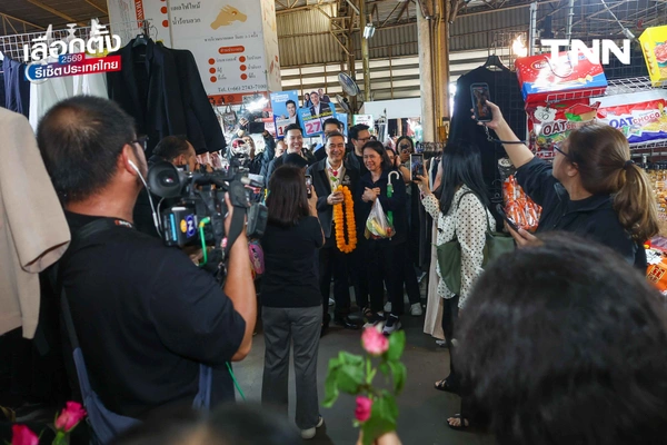 รูป-"อภิสิทธิ์" ลุยตลาดเมืองไทยภัทร ขอบคุณโพลหนุน ปชป.ลำดับ 4 ดัน ปชป. สู้ทุนเทา-ปราบโกง ชี้ "โหวตโน" คืออาวุธประชาชนสั่งสอนการเมืองอุปถัมภ์-18