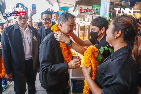 รูป-"อภิสิทธิ์" ลุยตลาดเมืองไทยภัทร ขอบคุณโพลหนุน ปชป.ลำดับ 4 ดัน ปชป. สู้ทุนเทา-ปราบโกง ชี้ "โหวตโน" คืออาวุธประชาชนสั่งสอนการเมืองอุปถัมภ์-8