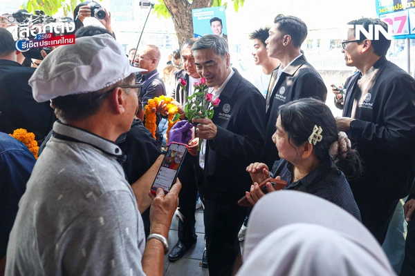 รูป-"อภิสิทธิ์" ลุยตลาดเมืองไทยภัทร ขอบคุณโพลหนุน ปชป.ลำดับ 4 ดัน ปชป. สู้ทุนเทา-ปราบโกง ชี้ "โหวตโน" คืออาวุธประชาชนสั่งสอนการเมืองอุปถัมภ์-11