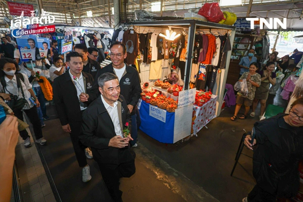 รูป-"อภิสิทธิ์" ลุยตลาดเมืองไทยภัทร ขอบคุณโพลหนุน ปชป.ลำดับ 4 ดัน ปชป. สู้ทุนเทา-ปราบโกง ชี้ "โหวตโน" คืออาวุธประชาชนสั่งสอนการเมืองอุปถัมภ์-19