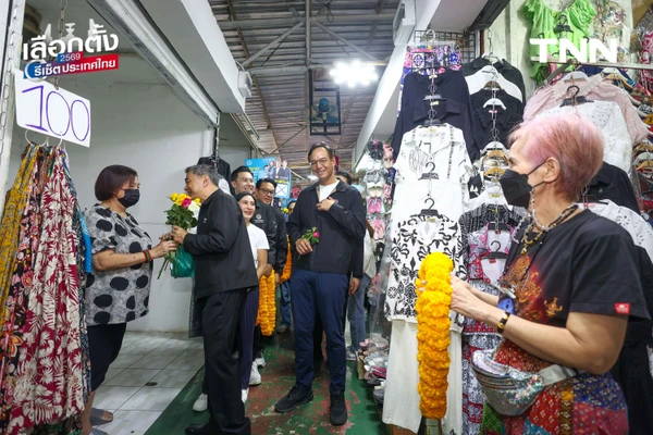 รูป-"อภิสิทธิ์" ลุยตลาดเมืองไทยภัทร ขอบคุณโพลหนุน ปชป.ลำดับ 4 ดัน ปชป. สู้ทุนเทา-ปราบโกง ชี้ "โหวตโน" คืออาวุธประชาชนสั่งสอนการเมืองอุปถัมภ์-22