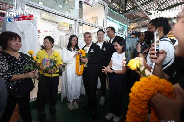 รูป-"อภิสิทธิ์" ลุยตลาดเมืองไทยภัทร ขอบคุณโพลหนุน ปชป.ลำดับ 4 ดัน ปชป. สู้ทุนเทา-ปราบโกง ชี้ "โหวตโน" คืออาวุธประชาชนสั่งสอนการเมืองอุปถัมภ์-21