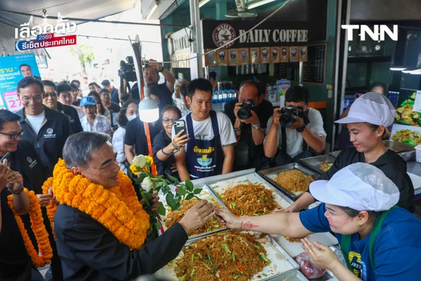 รูป-"อภิสิทธิ์" ลุยตลาดเมืองไทยภัทร ขอบคุณโพลหนุน ปชป.ลำดับ 4 ดัน ปชป. สู้ทุนเทา-ปราบโกง ชี้ "โหวตโน" คืออาวุธประชาชนสั่งสอนการเมืองอุปถัมภ์-6