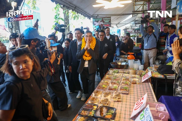 รูป-"อภิสิทธิ์" ลุยตลาดเมืองไทยภัทร ขอบคุณโพลหนุน ปชป.ลำดับ 4 ดัน ปชป. สู้ทุนเทา-ปราบโกง ชี้ "โหวตโน" คืออาวุธประชาชนสั่งสอนการเมืองอุปถัมภ์-10