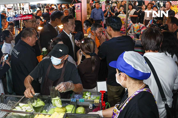 รูป-"อภิสิทธิ์" ลุยตลาดเมืองไทยภัทร ขอบคุณโพลหนุน ปชป.ลำดับ 4 ดัน ปชป. สู้ทุนเทา-ปราบโกง ชี้ "โหวตโน" คืออาวุธประชาชนสั่งสอนการเมืองอุปถัมภ์-20