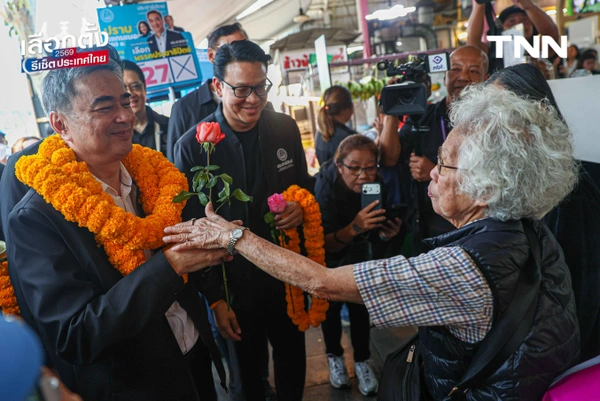 รูป-"อภิสิทธิ์" ลุยตลาดเมืองไทยภัทร ขอบคุณโพลหนุน ปชป.ลำดับ 4 ดัน ปชป. สู้ทุนเทา-ปราบโกง ชี้ "โหวตโน" คืออาวุธประชาชนสั่งสอนการเมืองอุปถัมภ์-9