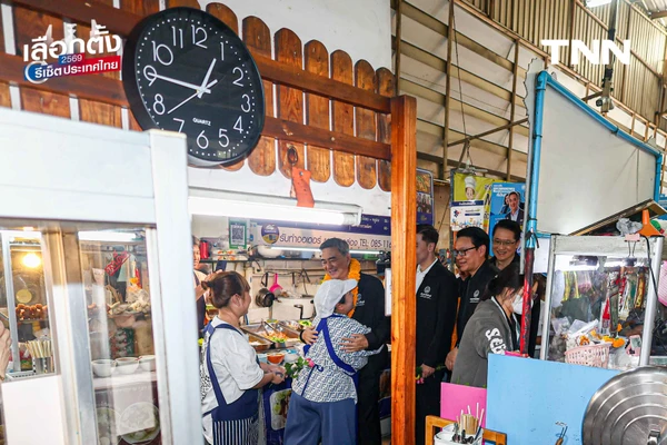 รูป-"อภิสิทธิ์" ลุยตลาดเมืองไทยภัทร ขอบคุณโพลหนุน ปชป.ลำดับ 4 ดัน ปชป. สู้ทุนเทา-ปราบโกง ชี้ "โหวตโน" คืออาวุธประชาชนสั่งสอนการเมืองอุปถัมภ์-13