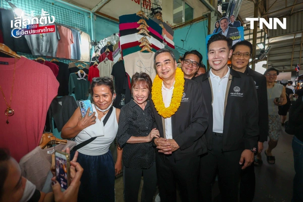 รูป-"อภิสิทธิ์" ลุยตลาดเมืองไทยภัทร ขอบคุณโพลหนุน ปชป.ลำดับ 4 ดัน ปชป. สู้ทุนเทา-ปราบโกง ชี้ "โหวตโน" คืออาวุธประชาชนสั่งสอนการเมืองอุปถัมภ์-15