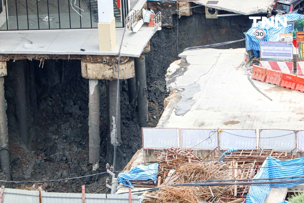 รูป-ประมวลภาพ ถนนทรุดตัวครั้งใหญ่บริเวณด้านหน้าโรงพยาบาลวชิรพยาบาล-4