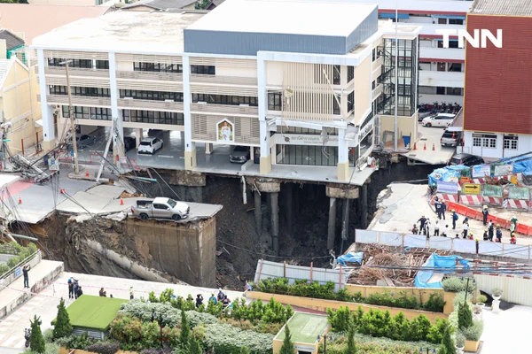 รูป-ประมวลภาพ ถนนทรุดตัวครั้งใหญ่บริเวณด้านหน้าโรงพยาบาลวชิรพยาบาล-1
