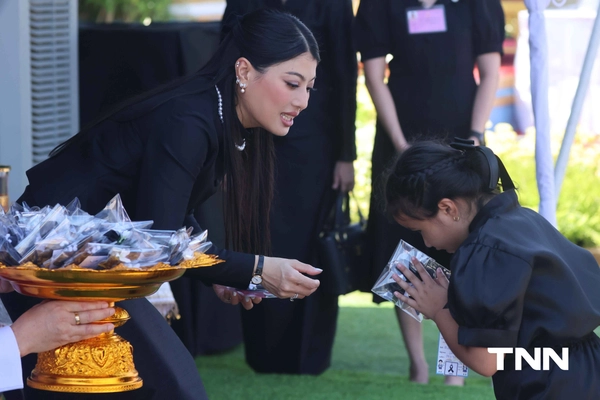 รูป-เจ้าฟ้าสิริวัณณวรีฯ พระราชทานเข็มกลัดโบว์ดำ แก่ประชาชนที่เดินทางมาถวายความอาลัย สมเด็จพระพันปีหลวง-13