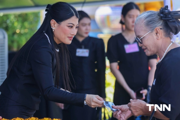 รูป-เจ้าฟ้าสิริวัณณวรีฯ พระราชทานเข็มกลัดโบว์ดำ แก่ประชาชนที่เดินทางมาถวายความอาลัย สมเด็จพระพันปีหลวง-12