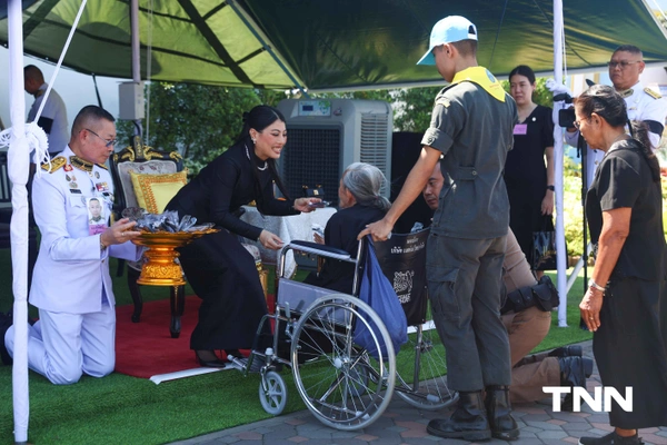 รูป-เจ้าฟ้าสิริวัณณวรีฯ พระราชทานเข็มกลัดโบว์ดำ แก่ประชาชนที่เดินทางมาถวายความอาลัย สมเด็จพระพันปีหลวง-8