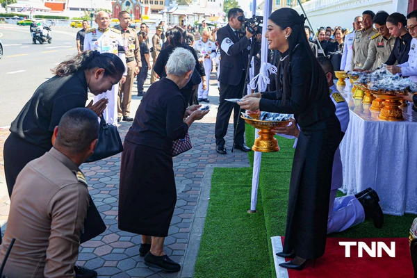 รูป-เจ้าฟ้าสิริวัณณวรีฯ พระราชทานเข็มกลัดโบว์ดำ แก่ประชาชนที่เดินทางมาถวายความอาลัย สมเด็จพระพันปีหลวง-5
