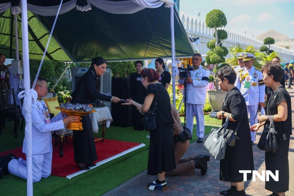 รูป-เจ้าฟ้าสิริวัณณวรีฯ พระราชทานเข็มกลัดโบว์ดำ แก่ประชาชนที่เดินทางมาถวายความอาลัย สมเด็จพระพันปีหลวง-7