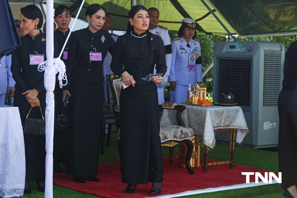 รูป-เจ้าฟ้าสิริวัณณวรีฯ พระราชทานเข็มกลัดโบว์ดำ แก่ประชาชนที่เดินทางมาถวายความอาลัย สมเด็จพระพันปีหลวง-10