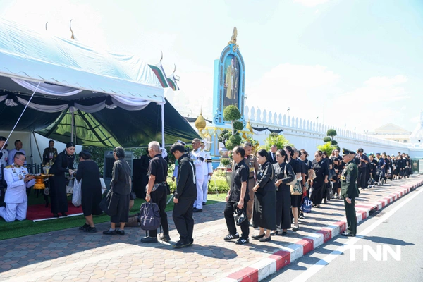รูป-เจ้าฟ้าสิริวัณณวรีฯ พระราชทานเข็มกลัดโบว์ดำ แก่ประชาชนที่เดินทางมาถวายความอาลัย สมเด็จพระพันปีหลวง-9