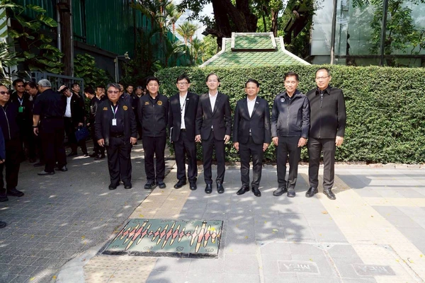 รูป-MEA จับมือ กทม. พลิกโฉม "ถนนวิทยุ" สู่มหานครไร้สาย -3